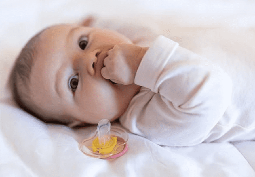 Sữa Nan Nga khuyên mẹ nên cùng trẻ 4 tháng tuổi chơi đùa nhiều hơn